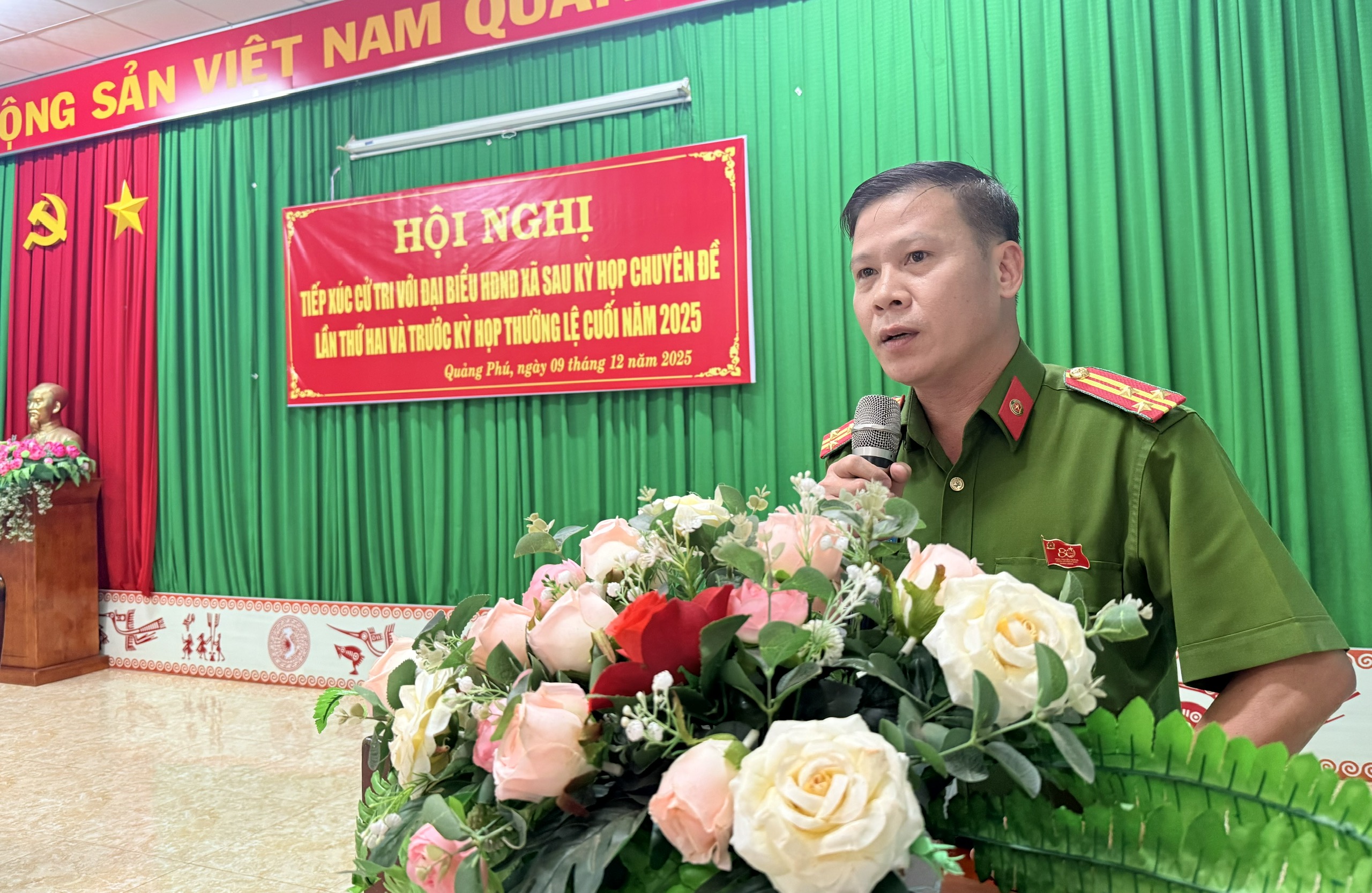 Đồng chí Lê hồng Nhật - Trưởng Công an xã trực tiếp trả lời các nội dung thuộc thẩm quyền